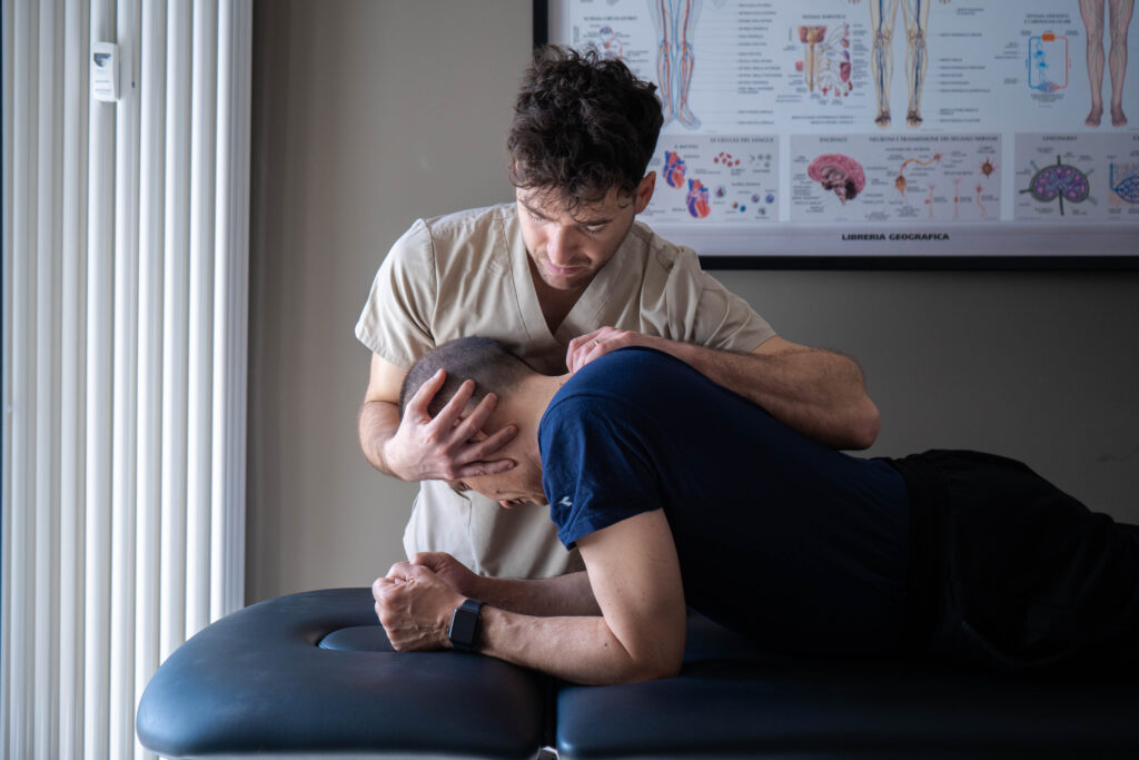osteopata tratta il collo di uomo adulto