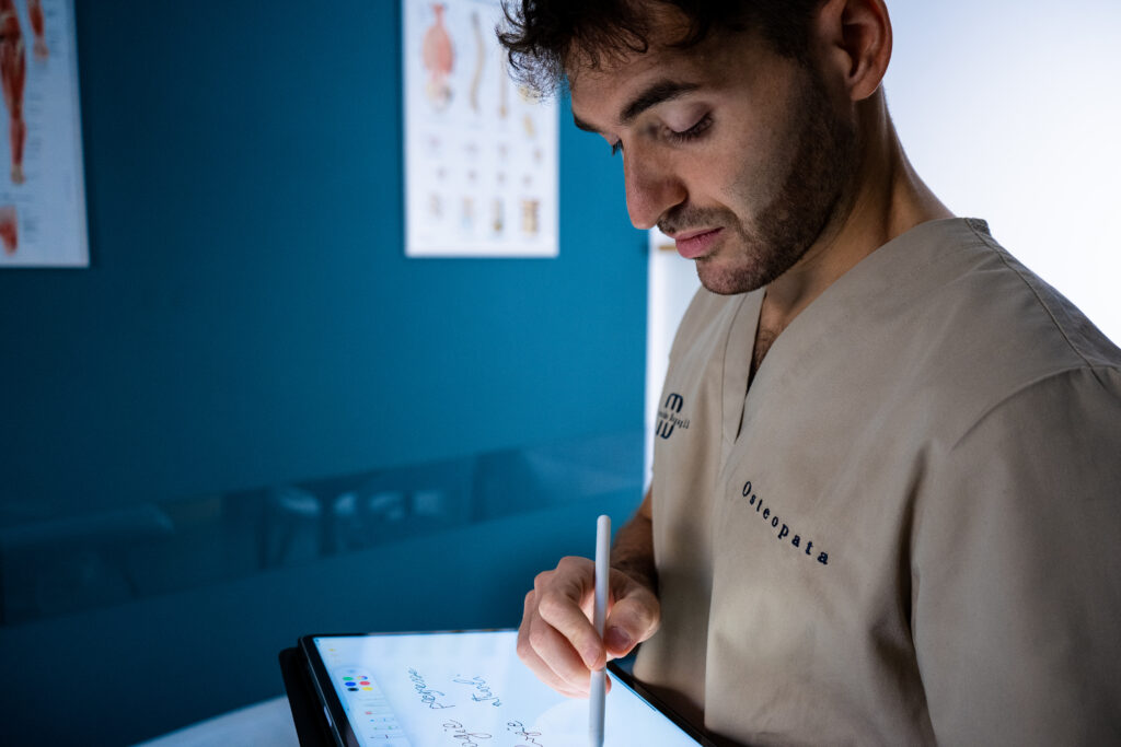 osteopata riccardo bagagli scrive appunti su un paziente