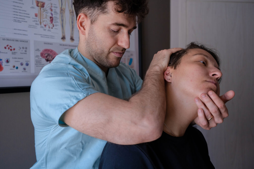 osteopata tratta collo a donna adulta