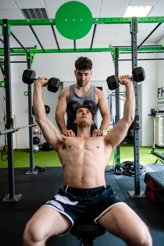 osteopata chinesiologo allena sportivo con schede di allenamento mirate