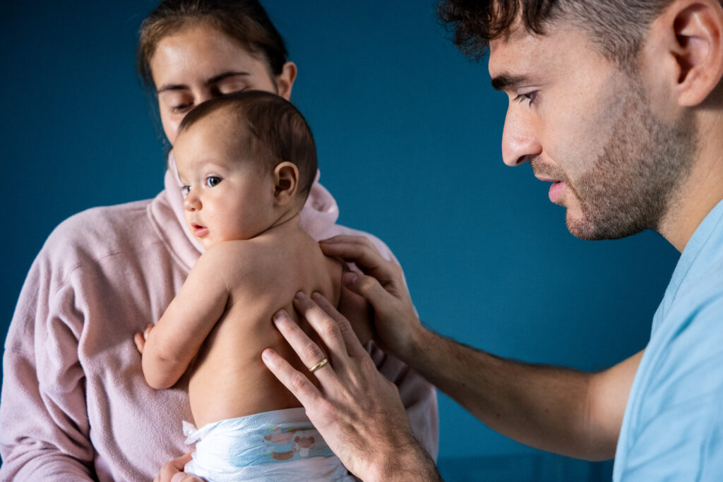 osteopata tratta neonato alla schiena