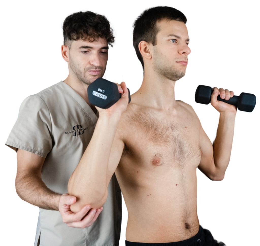osteopata aiuta sportivo con scheda di allenamento personalizzata