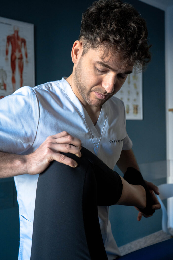 osteopata tratta problema articolare di una paziente anziana