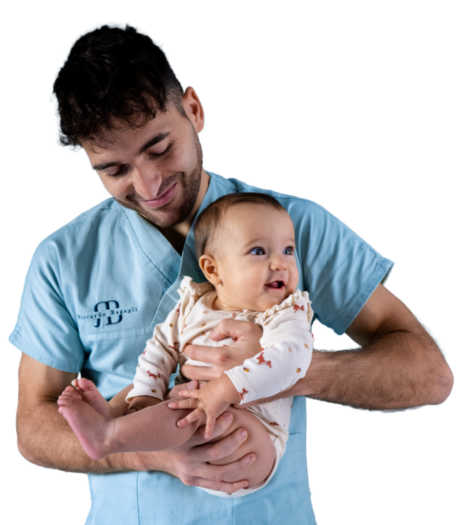 osteopata tiene in braccio neonato