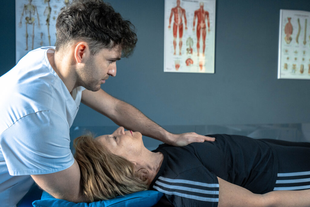 osteopata tratta donna al petto