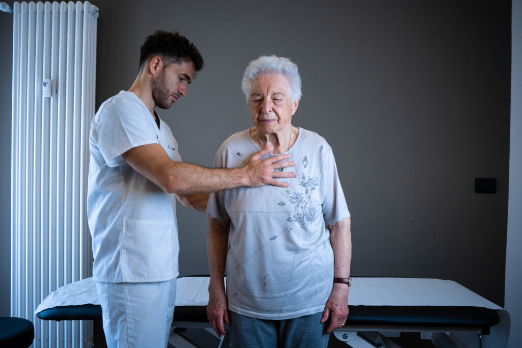 osteopata tratta signora anziana